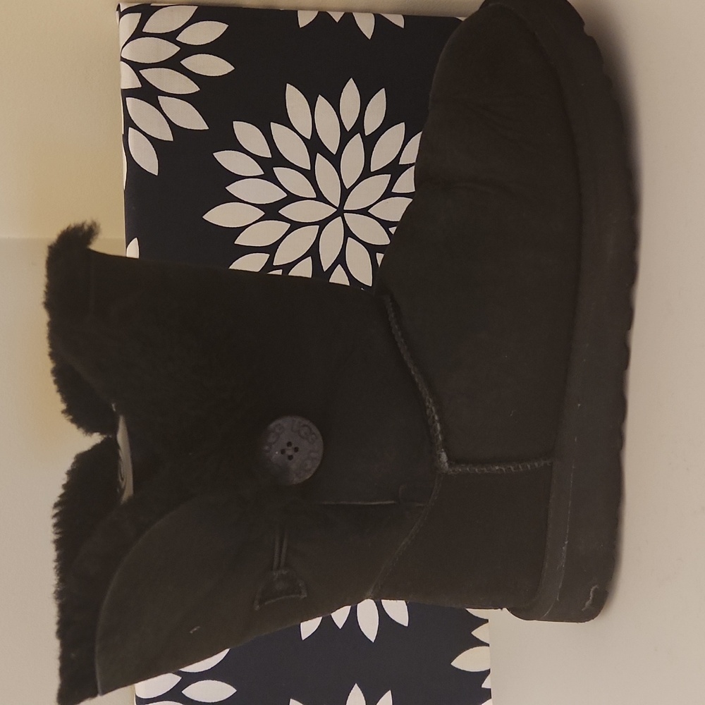 UGG Bailey Button Women's Size 10M Shoes Black Suede Shear Lined Comfort Boots